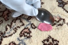 Hur tar jag bort tuggummi snabbt och effektivt från mattan?
