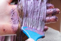 Hemligheter och tips om hur och hur man tvättar hårfärgning från huden