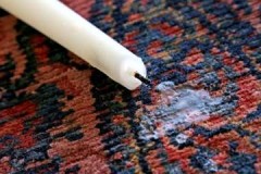 אנחנו יכולים לעשות בלי ניקוי יבש: איך ואיך אפשר להסיר שעווה מהשטיח בבית?