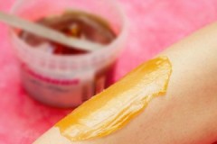 Kosmetologens råd om hur man försiktigt tar bort vax från huden efter hårborttagning