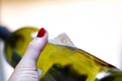 7 דרכים להסרת דבק מתוויות בקבוקים