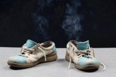 Användbara livshackar för hur man snabbt tar bort lukten från sneakers hemma