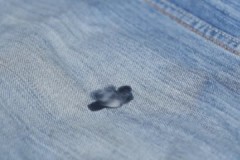 Erfarna hemmafruar tips om hur man enkelt och enkelt tar bort vax från jeans
