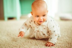 טריקים קטנים נגד מטרד קל, או כיצד להסיר את הריח מהשטיח משתן התינוק