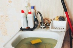 מתכונים ושיטות כיצד לפנות סתימה בכיור בבית לבד
