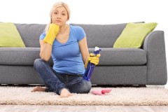 TOPP 10 sätt att ta bort lukt och urinfläckar hos en vuxen från en soffa